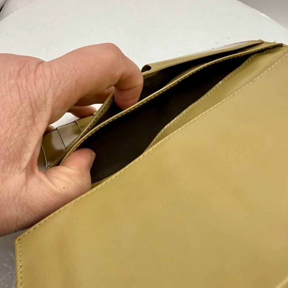 Gucci Beige‎ Leather Unisex Wallet with Gold Enamel Lock